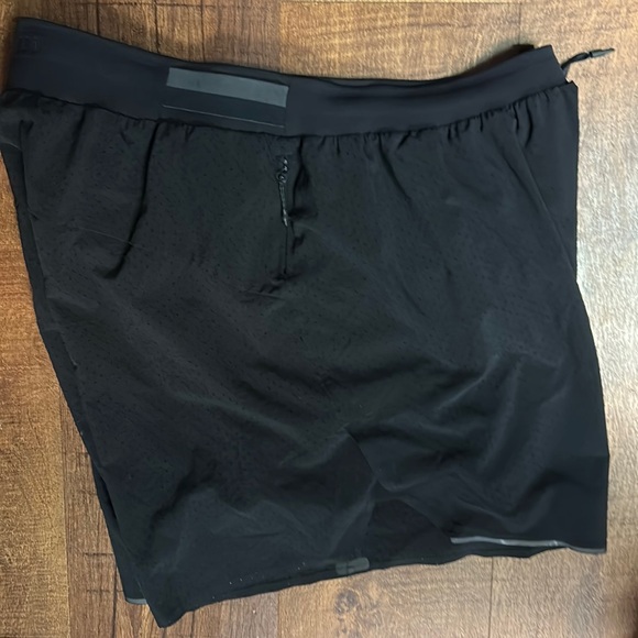 Men’s Lululemon running shorts w/liner - Picture 4 of 4